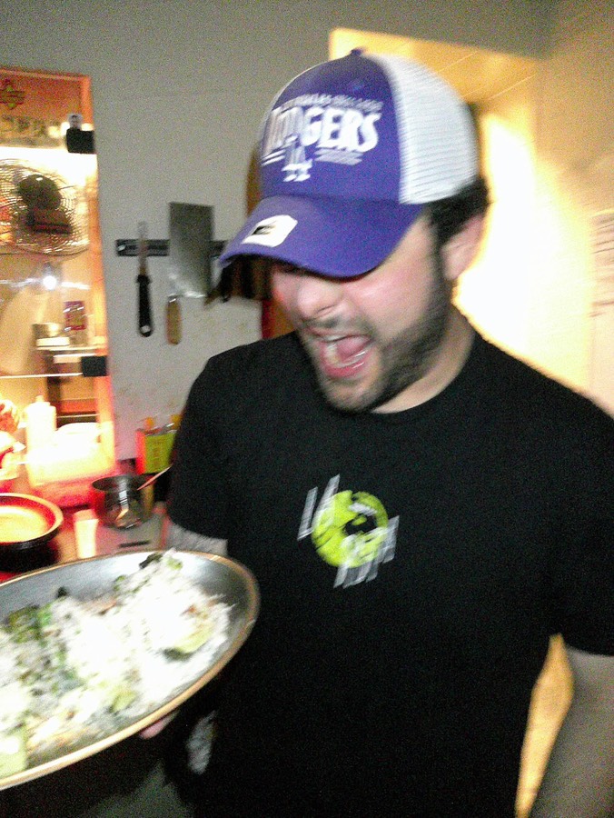 Nacho del Barrio en la cocina, sosteniendo un plato